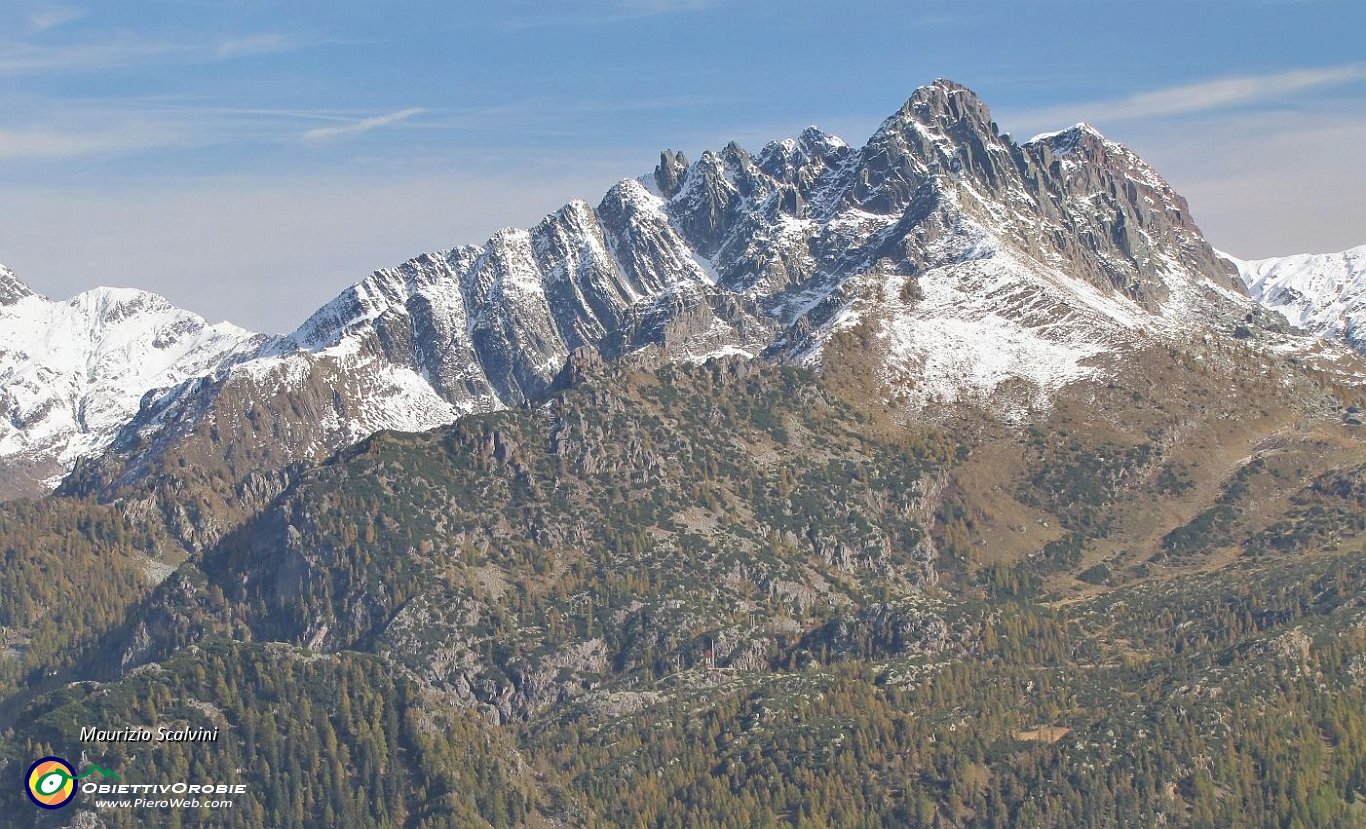 42 Pizzo del Becco, a centro foto i Corni di Sardegnana....JPG